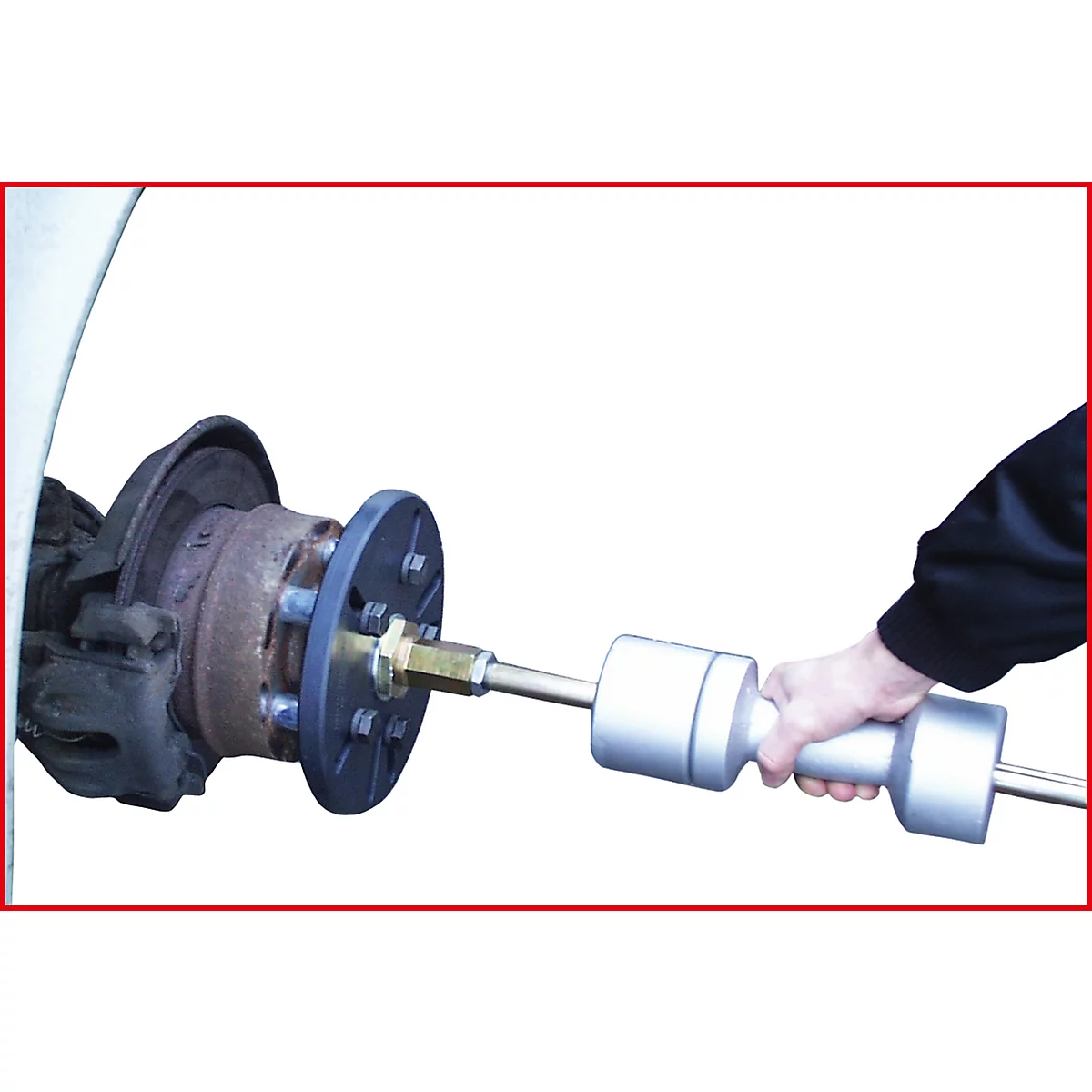 Montage eines Achsschenkels am Radlager. Hand hält Werkzeug. Weißer Hintergrund.